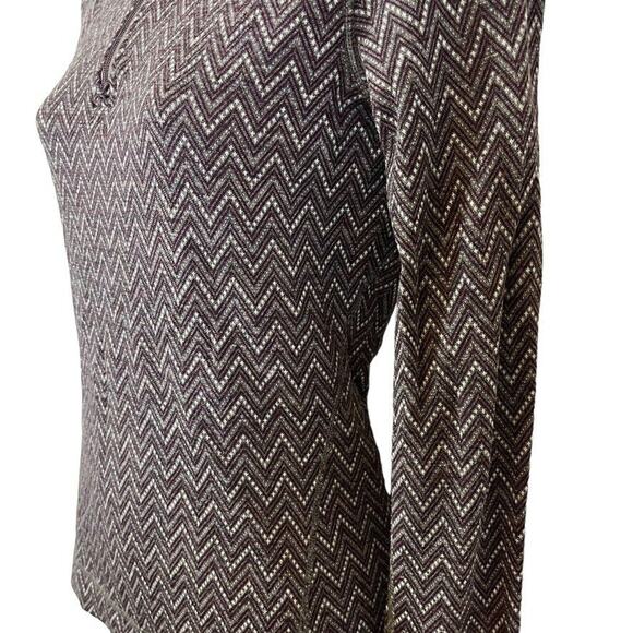 Women's Zigzag Pattern Sweater - Black and White - Picture 9 of 16